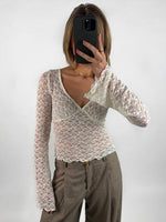 Modelbillede af cremefarvet SAFIRA blondebluse. Set forfra. Fra BySofieSønderby