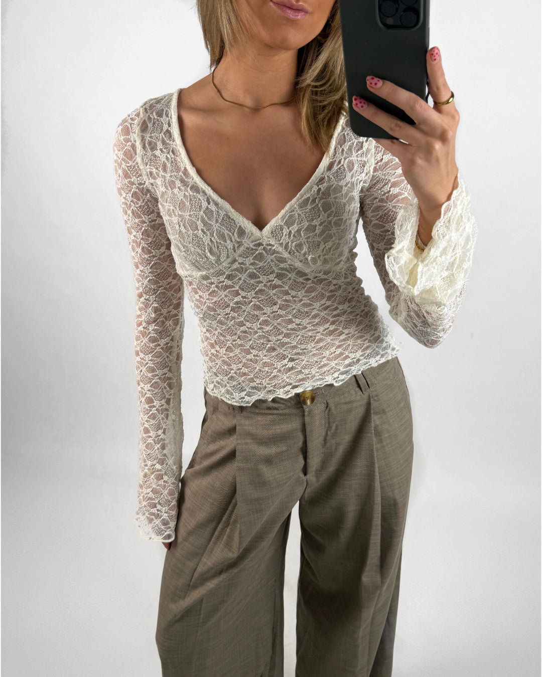 Modelbillede af cremefarvet SAFIRA blondebluse. Set forfra. Fra BySofieSønderby