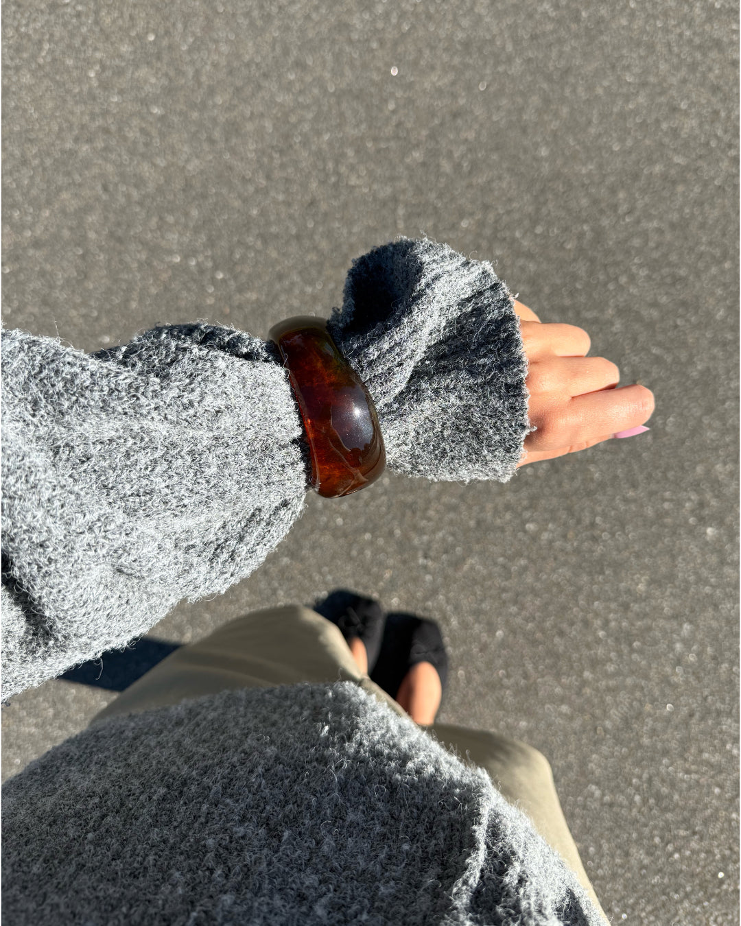 Modelfoto af en Saige armbånd i brun. Baggrund er grå. Fra BySofieSønderby