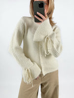 Modelfoto af pige med cremefarvet SALIKA strik cardigan, samt beige TOKYO jeans. Set forfra. Alt er fra BySofieSønderby
