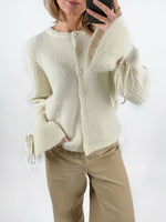 Modelfoto af pige med cremefarvet SALIKA strik cardigan, samt beige TOKYO jeans. Set forfra. Alt er fra BySofieSønderby