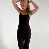 Modelfoto af pige i brun Sania yoga top og brune bukser. Fra BySofieSønderby