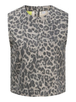 Ærmeløs vest med leopardmønster i grå og sorte nuancer. Den har en rund halsudskæring og lukkes bagpå med en knap. Etiket viser "MADE IN TURKEY" størrelse "S".