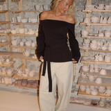 Stemningsbillede af brun SAVANNA off shoulder strik. Fra BySofieSønderby