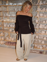 Stemningsbillede af brun SAVANNA off shoulder strik. Fra BySofieSønderby