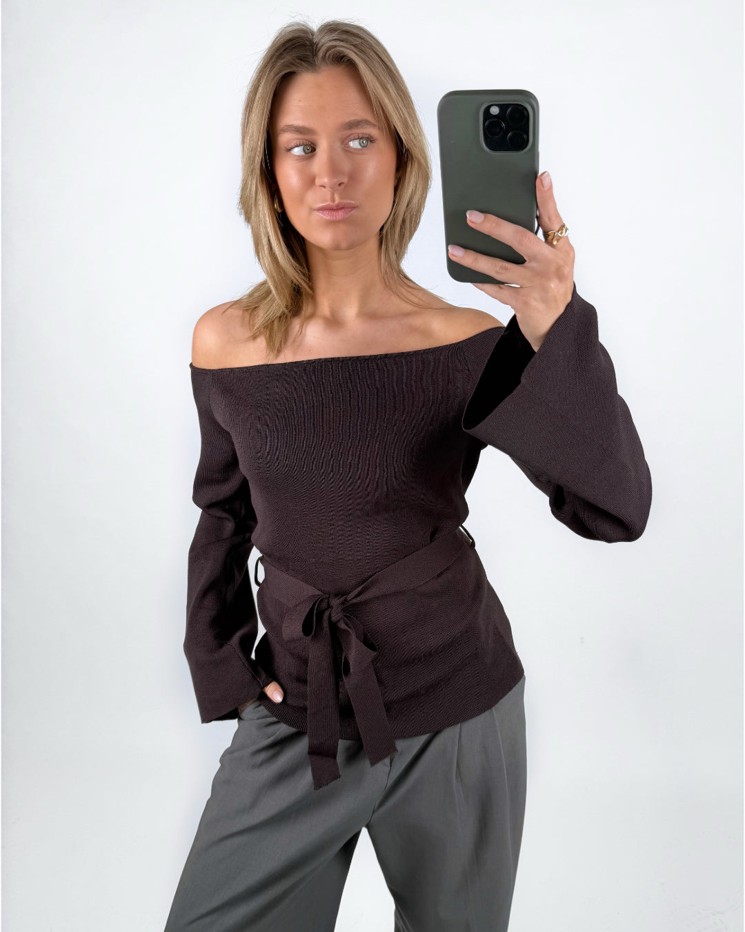 Modelbillede af brun SAVANNA offshoulder strik. Set forfra. Fra BySofieSønderby