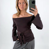 Modelbillede af brun SAVANNA offshoulder strik. Set forfra. Fra BySofieSønderby