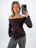 Modelbillede af brun SAVANNA offshoulder strik. Set forfra. Fra BySofieSønderby