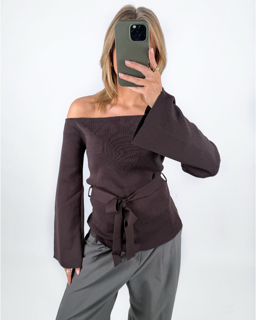 Modelbillede af brun SAVANNA offshoulder strik. Set forfra. Fra BySofieSønderby