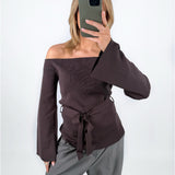Modelbillede af brun SAVANNA offshoulder strik. Set forfra. Fra BySofieSønderby