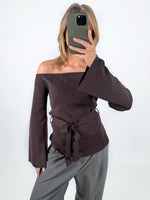 Modelbillede af brun SAVANNA offshoulder strik. Set forfra. Fra BySofieSønderby