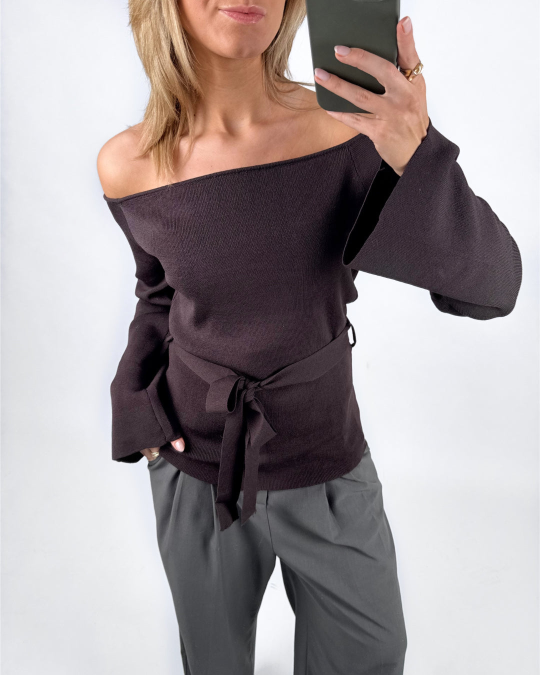 Modelbillede af brun SAVANNA offshoulder strik. Set forfra. Fra BySofieSønderby
