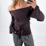 Modelbillede af brun SAVANNA offshoulder strik. Set forfra. Fra BySofieSønderby