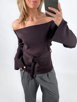 Modelbillede af brun SAVANNA offshoulder strik. Set forfra. Fra BySofieSønderby
