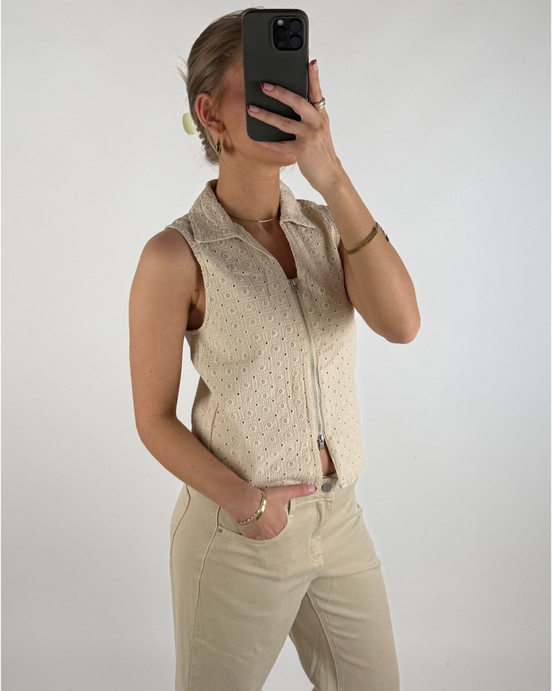 Modelbillede af beige SELMA top. Set forfra. Fra BySofieSønderby