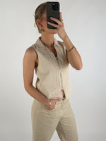 Modelbillede af beige SELMA top. Set forfra. Fra BySofieSønderby