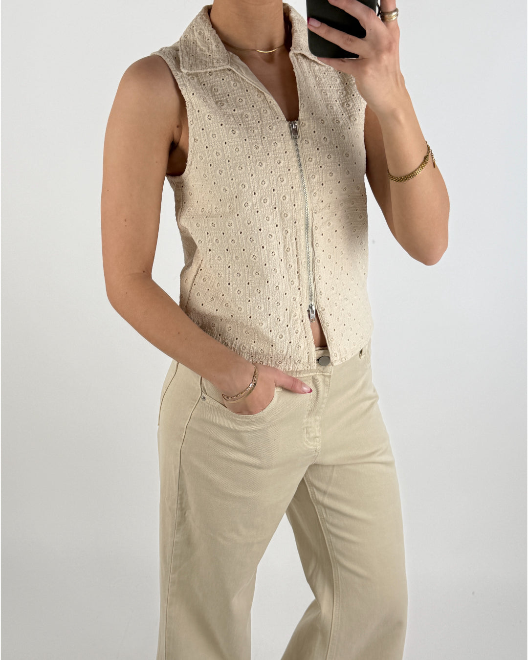 Modelbillede af beige SELMA top. Set forfra. Fra BySofieSønderby