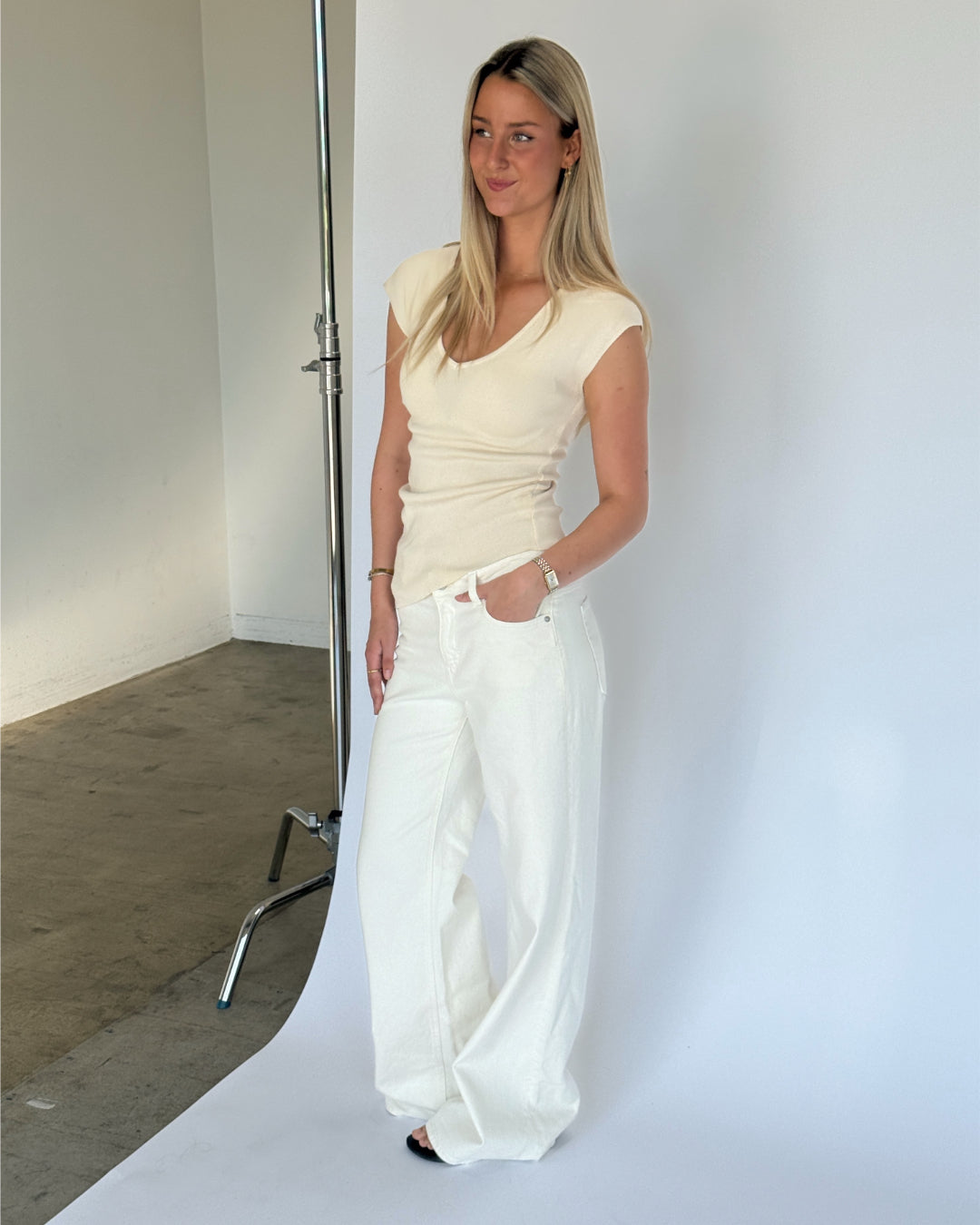 Modelbillede af SERENA top, creme og NANNA wide leg jeans, hvid. Fra BySofieSønderby