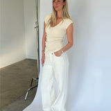 Modelbillede af SERENA top, creme og NANNA wide leg jeans, hvid. Fra BySofieSønderby