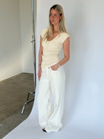 Modelbillede af SERENA top, creme og NANNA wide leg jeans, hvid. Fra BySofieSønderby