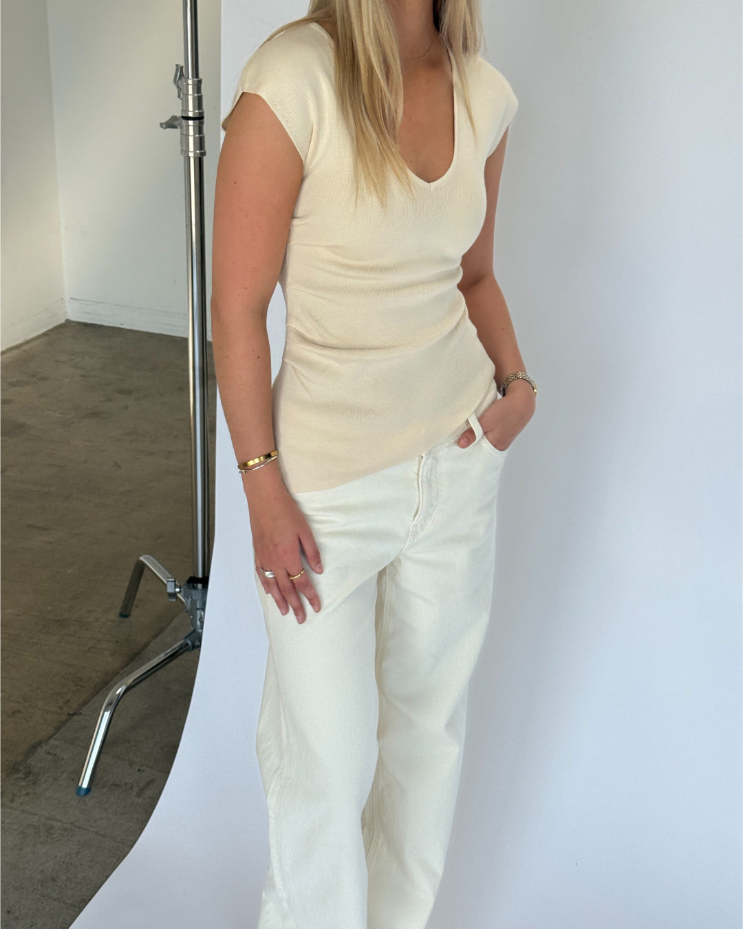 Modelbillede af SERENA top, creme og NANNA wide leg jeans, hvid. Fra BySofieSønderby