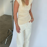 Modelbillede af SERENA top, creme og NANNA wide leg jeans, hvid. Fra BySofieSønderby