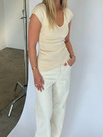 Modelbillede af SERENA top, creme og NANNA wide leg jeans, hvid. Fra BySofieSønderby