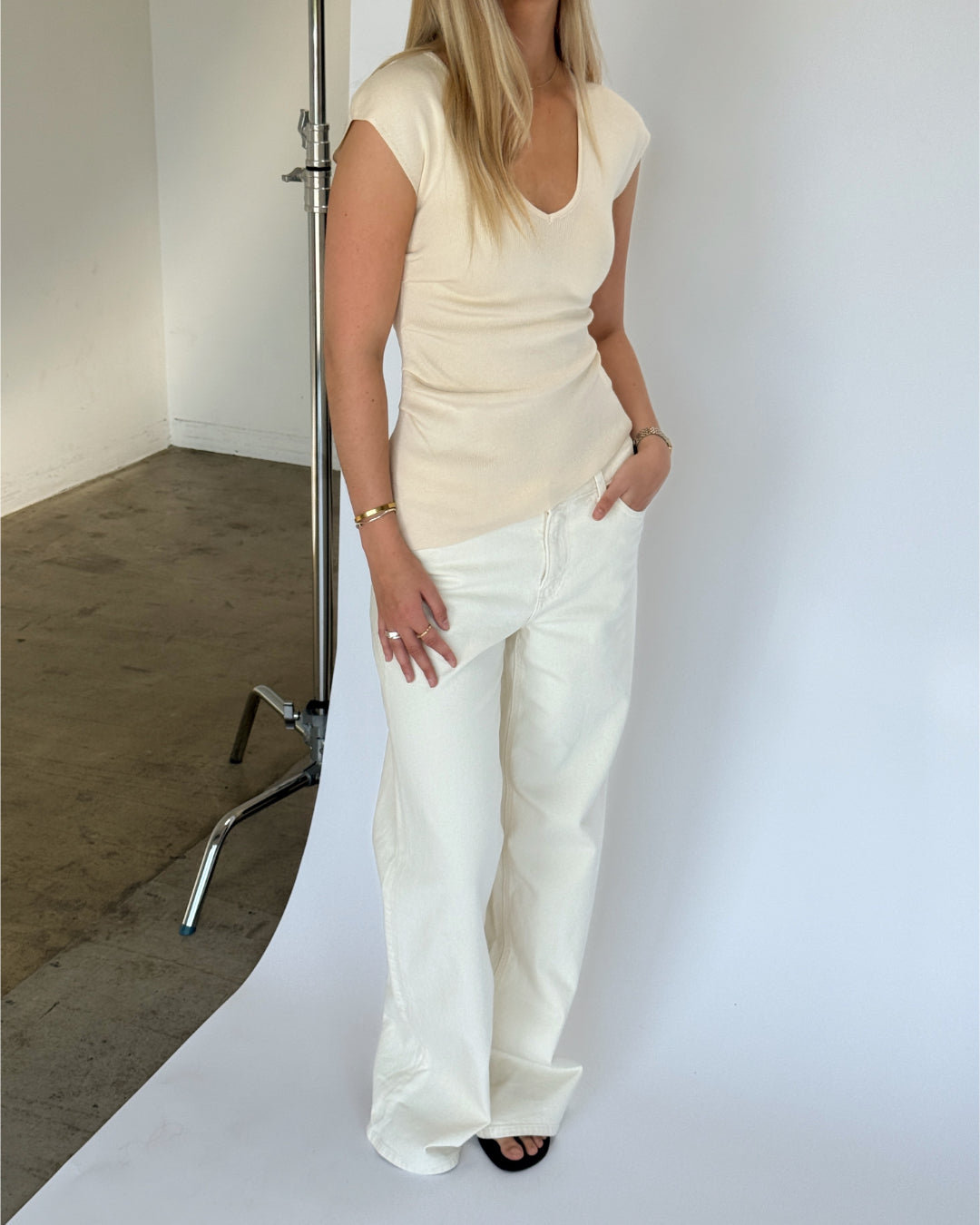 Modelbillede af SERENA top, creme og NANNA wide leg jeans, hvid. Fra BySofieSønderby