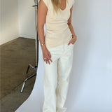 Modelbillede af SERENA top, creme og NANNA wide leg jeans, hvid. Fra BySofieSønderby