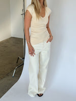 Modelbillede af SERENA top, creme og NANNA wide leg jeans, hvid. Fra BySofieSønderby