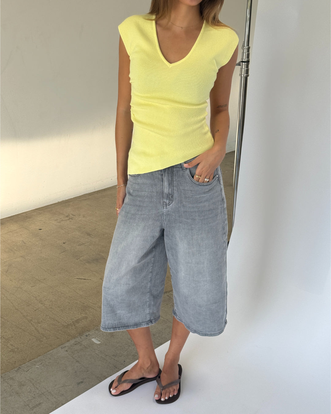 Modelbillede af SERENA top, lysegul og MADDIE denim jorts, grå. Fra BySofieSønderby