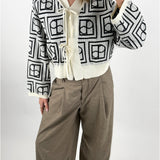 Modelbillede af hvid SHONDA cardigan med mønster. Set forfra. Fra BySofieSønderby