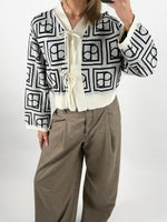 Modelbillede af hvid SHONDA cardigan med mønster. Set forfra. Fra BySofieSønderby