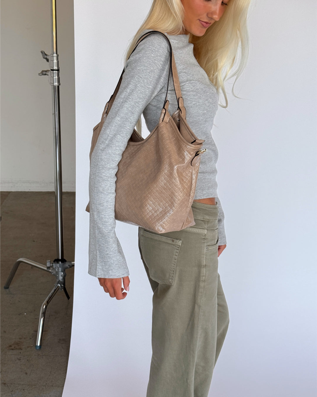 Modelbillede af SIENA skuldertaske i beige. Fra BySofieSønderby. 