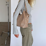 Modelbillede af SIENA skuldertaske i beige. Fra BySofieSønderby. 