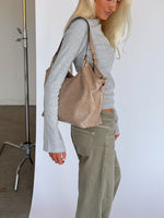 Modelbillede af SIENA skuldertaske i beige. Fra BySofieSønderby. 