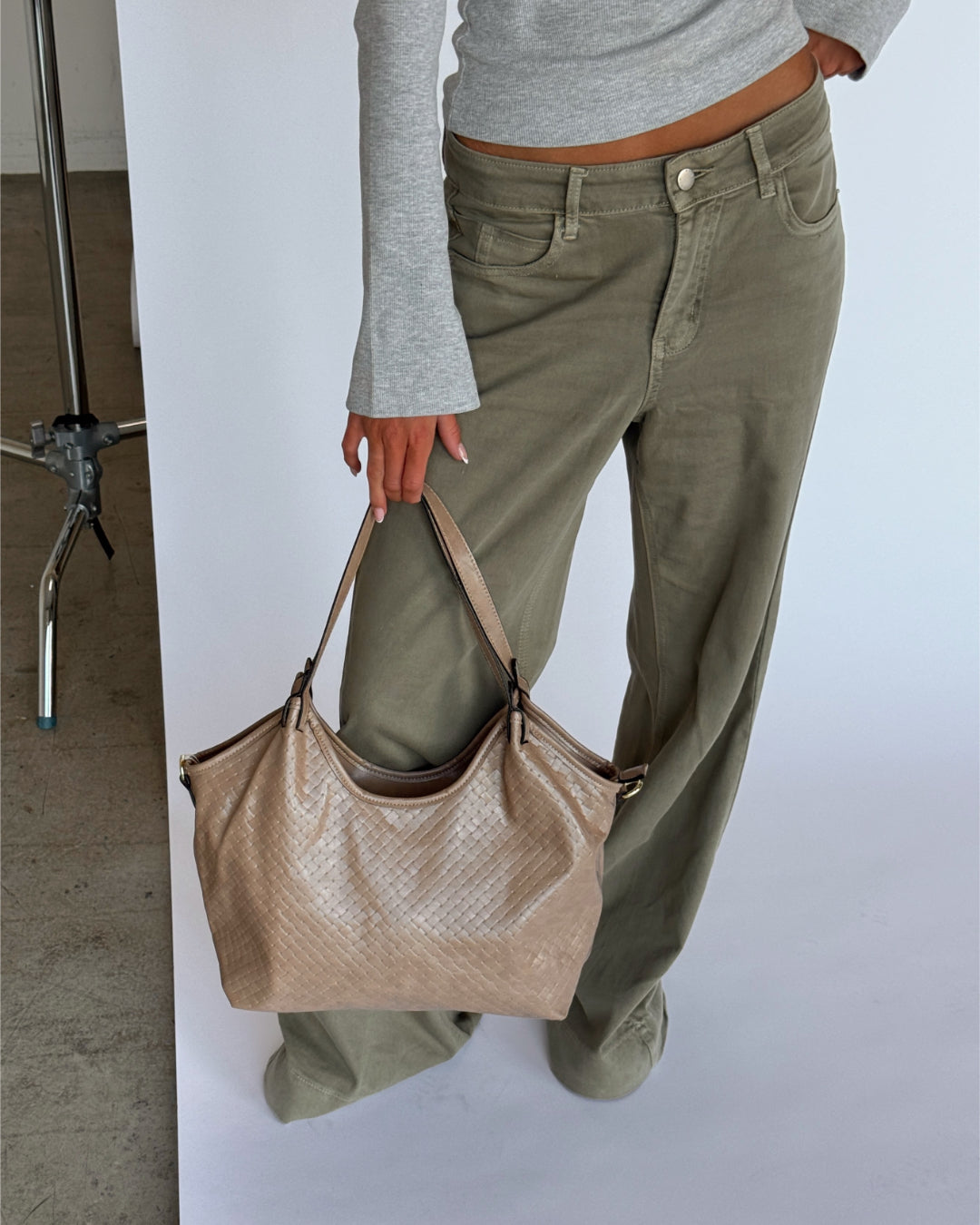 Modelbillede af SIENA skuldertaske i beige. Fra BySofieSønderby. 
