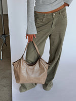 Modelbillede af SIENA skuldertaske i beige. Fra BySofieSønderby. 