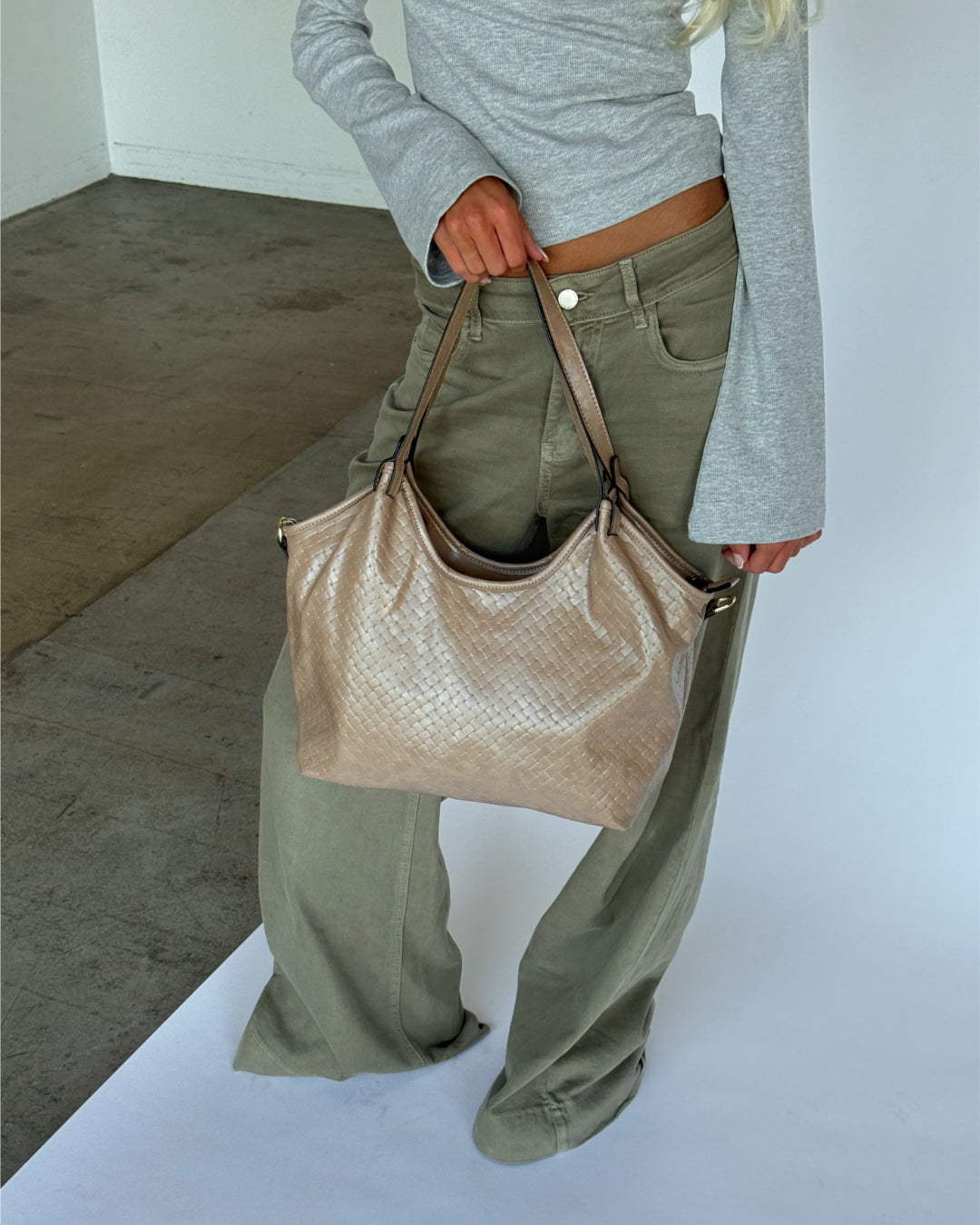 Modelbillede af SIENA skuldertaske i beige. Fra BySofieSønderby. 
