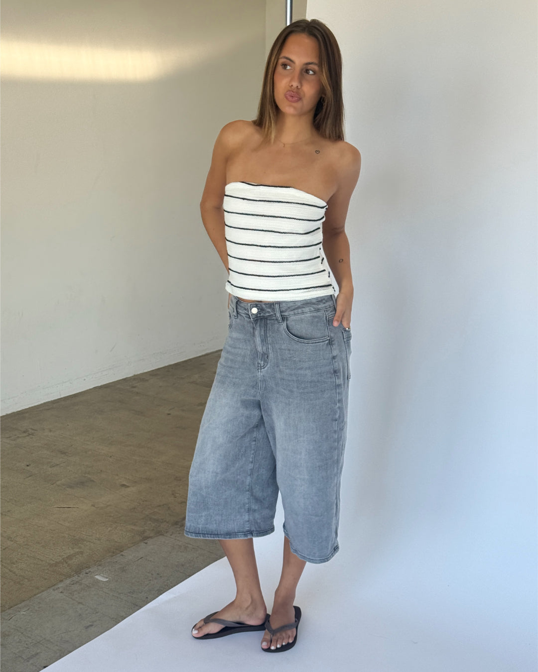 Modelbillede af SIGNE stropløs top, hvid og MADDIE denim jorts, grå. Fra BySofieSønderby