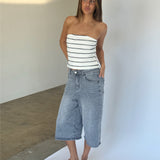 Modelbillede af SIGNE stropløs top, hvid og MADDIE denim jorts, grå. Fra BySofieSønderby