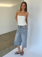 Modelbillede af SIGNE stropløs top, hvid og MADDIE denim jorts, grå. Fra BySofieSønderby