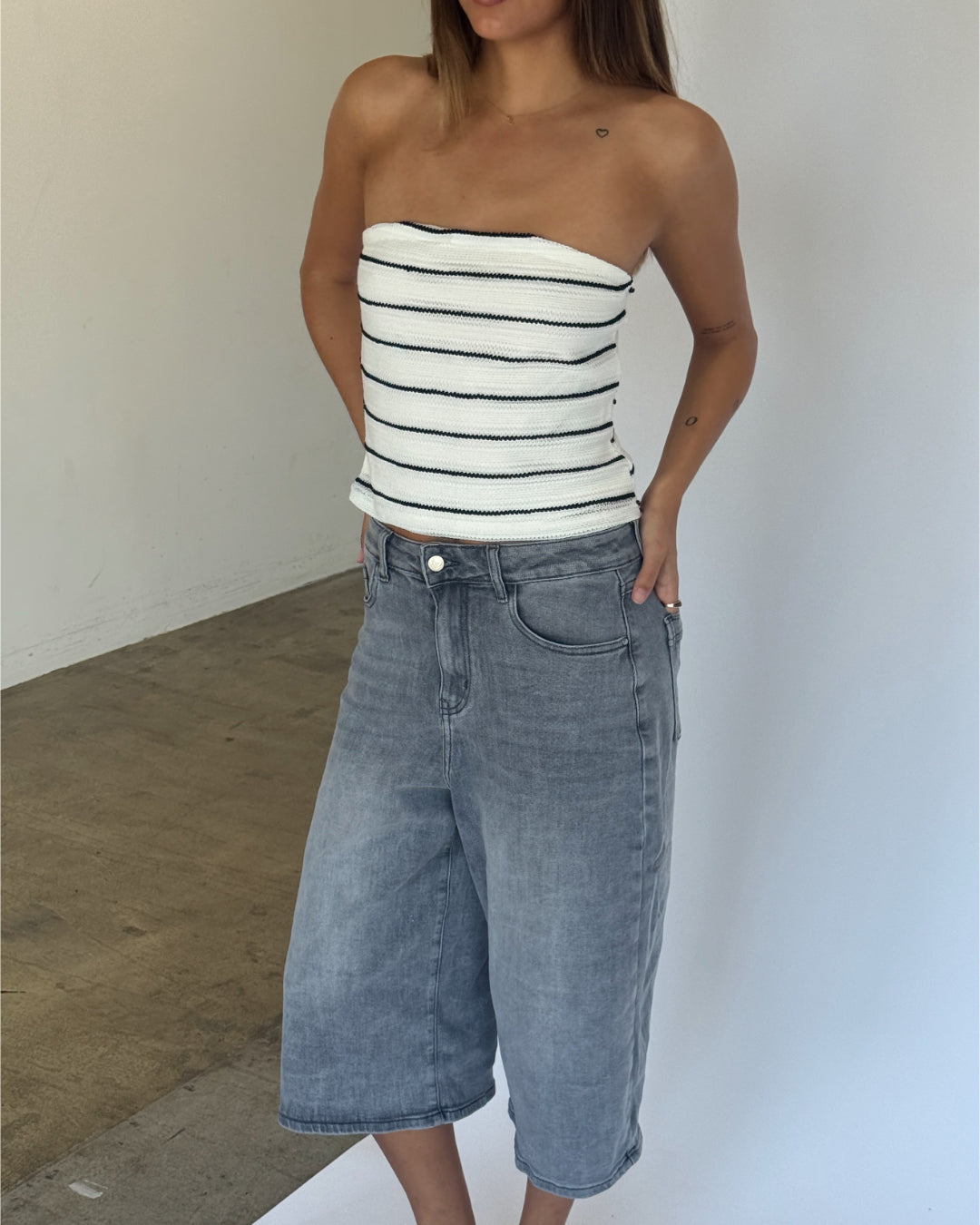 Modelbillede af SIGNE stropløs top, hvid og MADDIE denim jorts, grå. Fra BySofieSønderby