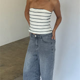 Modelbillede af SIGNE stropløs top, hvid og MADDIE denim jorts, grå. Fra BySofieSønderby