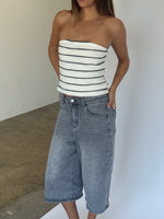 Modelbillede af SIGNE stropløs top, hvid og MADDIE denim jorts, grå. Fra BySofieSønderby