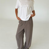 Modelbillede af SNDRB DRAW t-shirt, hvid/sort og KARI bukser, sand. Begge fra BySofieSønderby