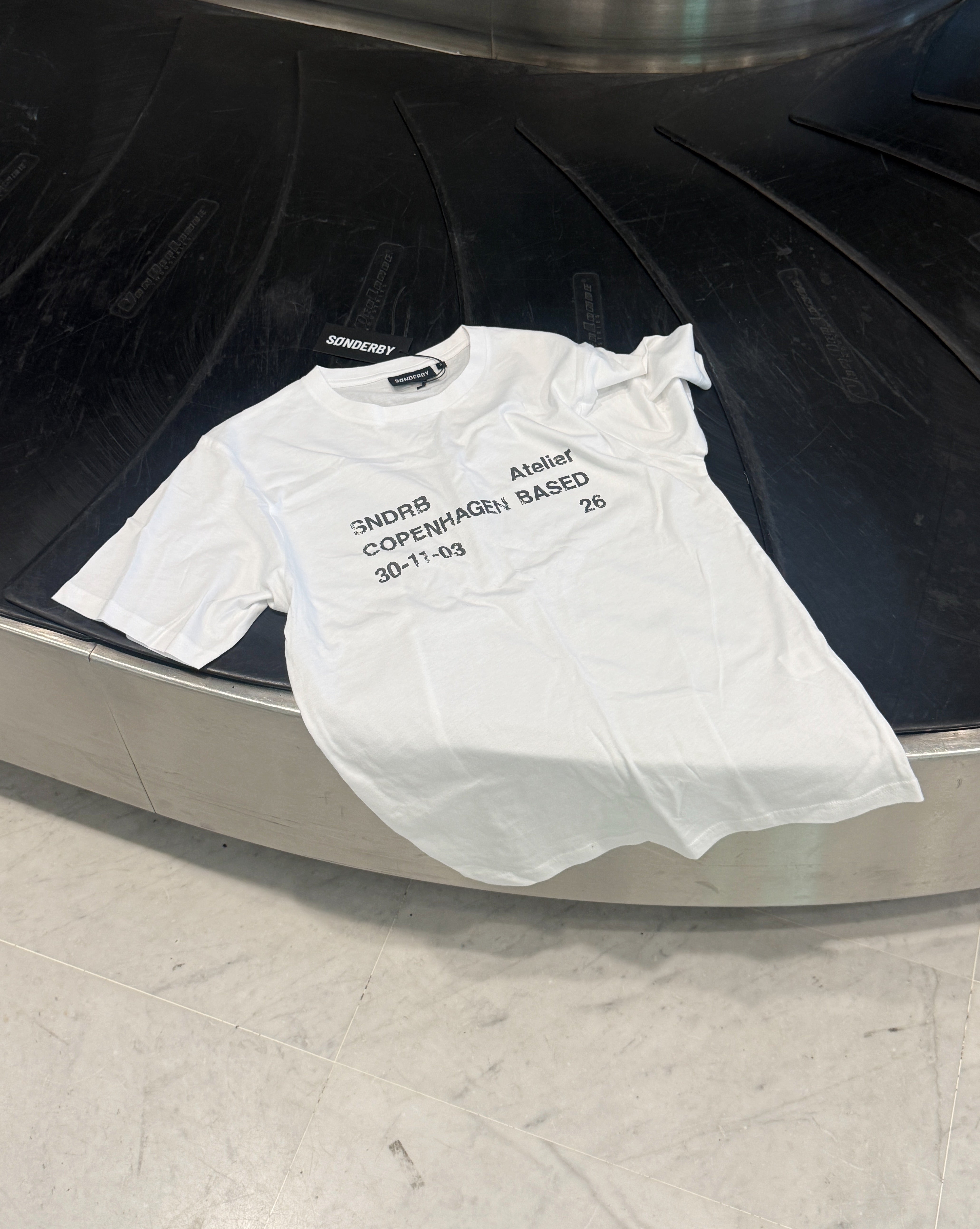 Modelbillede af SNDRB Atelier t-shirt i hvid-stone. Fra BySofieSønderby