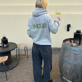 Modelfoto af pige i grå SNDRB hoodie med army SNDRB tryk.  Fra BySofieSønderby