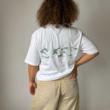 Modelbillede af SNDRB t-shirt i hvid/grå camouflage. Fra BySofieSønderby