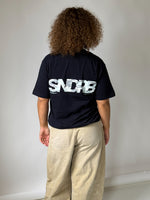 Modelbillede af SNDRB t-shirt i navy/grå camouflage. Fra BySofieSønderby